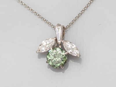 un pendentif en tourmaline verte et diamants, monté sur une chaîne en argent