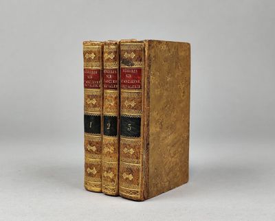 une paire de vieux livres posés l'un sur l'autre