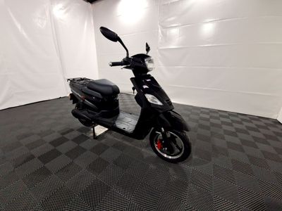 une photo d'un scooter garé dans un garage