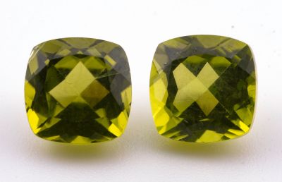une paire de pierres précieuses jaunes et vertes sur un fond blanc