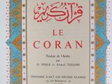 un gros plan d'un livre sur lequel figurent des inscriptions en arabe