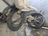 beaucoup de tuyaux et d'autres outils par terre