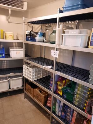 un garde-manger avec beaucoup de nourriture sur les étagères