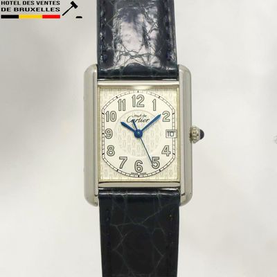 gros plan d'une montre-bracelet sur fond blanc