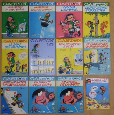 beaucoup de bandes dessinées posées sur la table