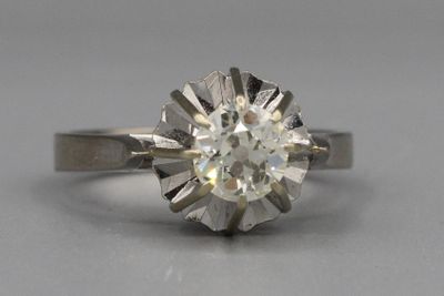 gros plan d'une bague en diamant sur une surface blanche