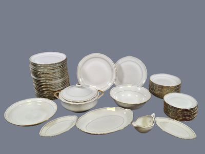beaucoup d'assiettes et de cuillères posées sur une table