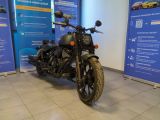 une moto garée dans un showroom