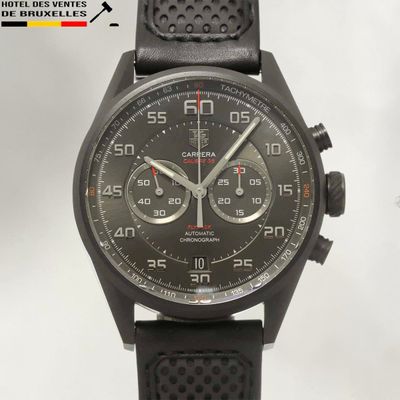 gros plan d'une montre sur fond blanc