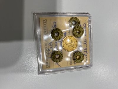 une photo d'une pièce de monnaie dans un étui en plastique transparent
