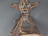 une petite étoile en bois sur laquelle est dessiné un visage