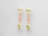 une paire de boucles d'oreilles en tourmaline verte et rose sur fond blanc