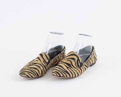 une image représentant une paire de chaussures à imprimé zébré sur fond blanc