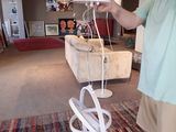 un homme qui tient une télécommande Wii dans la main