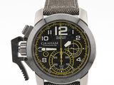 gros plan d'une montre sur une surface blanche