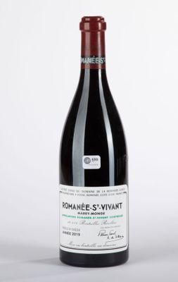 une bouteille de vin posée sur une table