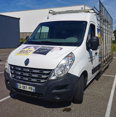 une camionnette blanche garée dans un parking