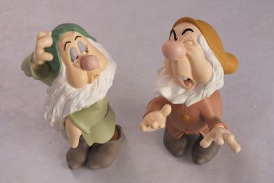 deux figurines représentant Blanche-Neige et les sept nains