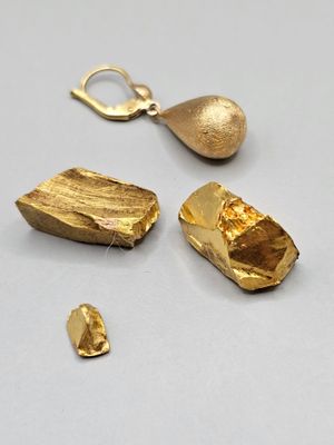 deux pièces d'or sont posées l'une à côté de l'autre sur une table