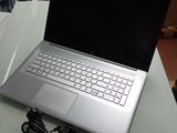 un ordinateur portable posé sur une table avec un chargeur