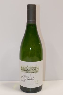 une bouteille de vin posée sur une table