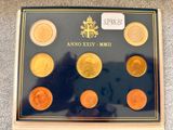 une image représentant une boîte de pièces de monnaie sur laquelle est apposée une étiquette