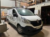 une camionnette blanche garée dans un garage