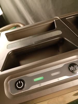 un gros plan d'un grille-pain posé sur une table