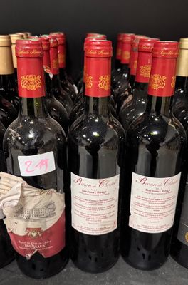 plusieurs bouteilles de vin rouge sont alignées sur un comptoir
