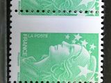 deux timbres verts sur lesquels figure le visage d'une femme