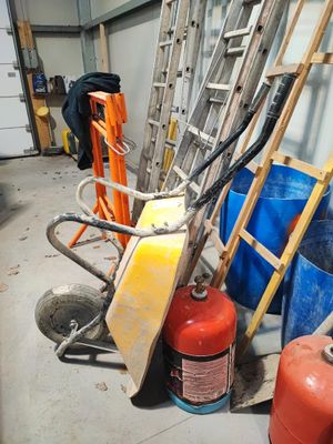 Il y a de nombreux types d'extincteurs dans ce garage