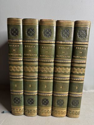 cinq vieux livres posés les uns à côté des autres sur une table