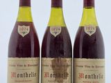 trois bouteilles de vin sont alignées sur une table