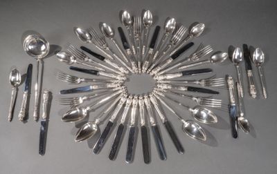 un grand nombre de cuillères et de fourchettes disposées en cercle