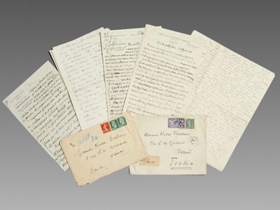 une pile de vieilles lettres et d'enveloppes empilées les unes sur les autres