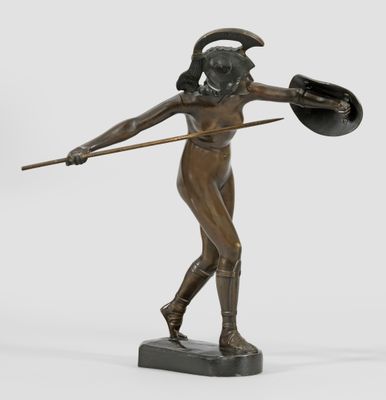 une image représentant une statue en bronze d'un homme tenant une lance et un bouclier