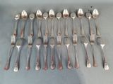 beaucoup de cuillères et de fourchettes en argent sur la table