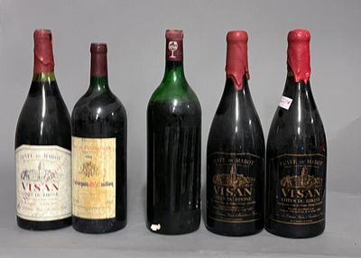 six bouteilles de vin sont alignées sur une surface grise