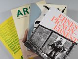 plusieurs livres sont empilés sur une table