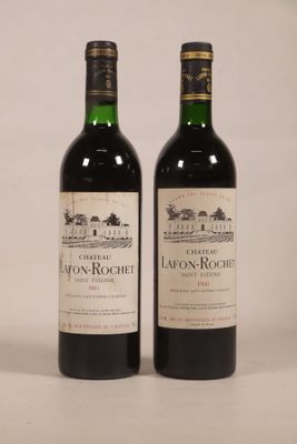 deux bouteilles de vin posées l'une à côté de l'autre sur une table