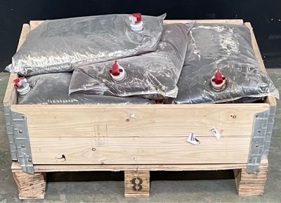 trois sacs de nourriture posés sur une palette