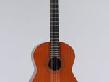 gros plan d'une guitare acoustique sur fond blanc