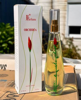 une image représentant un flacon de parfum posé sur une boîte