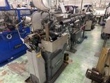 une machine installée à l'intérieur d'une usine