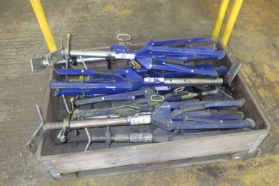 de nombreux outils dans une caisse en bois posée par terre