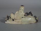 une figurine représentant un homme allongé sur une étendue d'eau