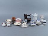 de nombreux types de tasses à thé et de soucoupes sur la table