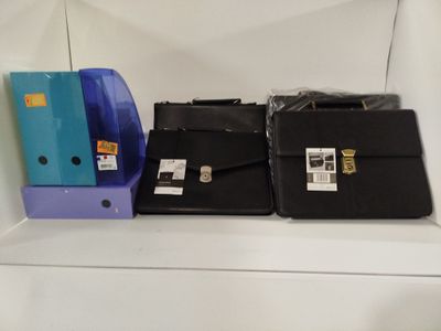 trois mallettes posées les unes à côté des autres sur une étagère