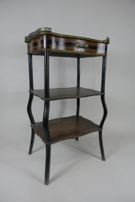 une petite étagère en bois comportant deux tablettes