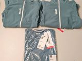 deux t-shirts bleus et un pantalon bleu